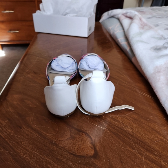 Women Size 11 Flats Dream Paris Floral Print with White Backs Buckle Strap - Picture 8 of 13